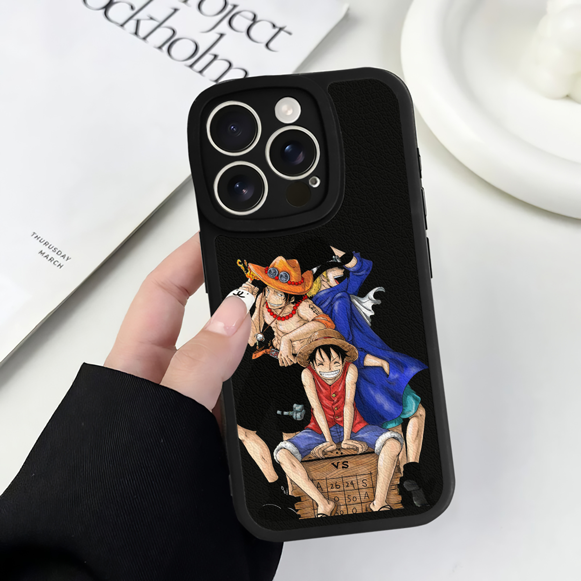 （画像用） ワンピース モンキー・D・ルフィ ONE PIECE Monkey D. Luffy 【iPhone 16シリーズ対応】シリコンスマホケース（レザー調） 材質：シリコン
